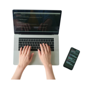 Manos sobre laptop programando junto a celular representando el módulo de Programación del ERP PAV Solutions, con planificación de tareas, cronogramas y control de producción en tiempo real