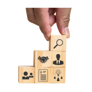 Bloques con íconos de recursos humanos apilados por una mano representando el módulo de Cálculo de Planillas del ERP PAV Solutions, con gestión de sueldos, descuentos y beneficios