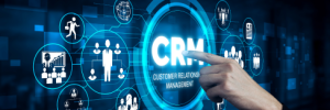 Pantalla digital con íconos de CRM – ERP para gestión de relaciones con clientes