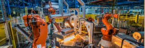 Robots automatizados en planta industrial gestionada con ERP de PAV Solutions