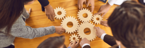 Equipo reunido conectando piezas de engranaje – ERP con integración contable